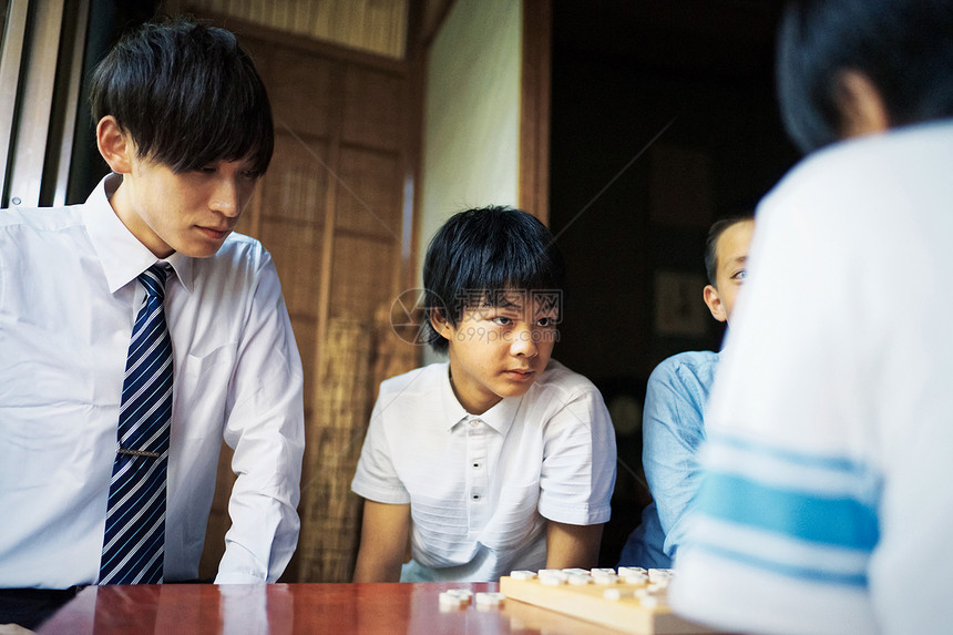 看出棋盘的成年男性图片