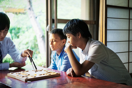 指导孩子们下棋的老师背景图片