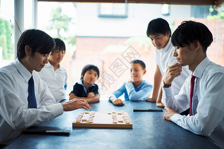 围观下棋对弈的孩子们图片