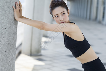 舒展身体拉伸的运动女性图片