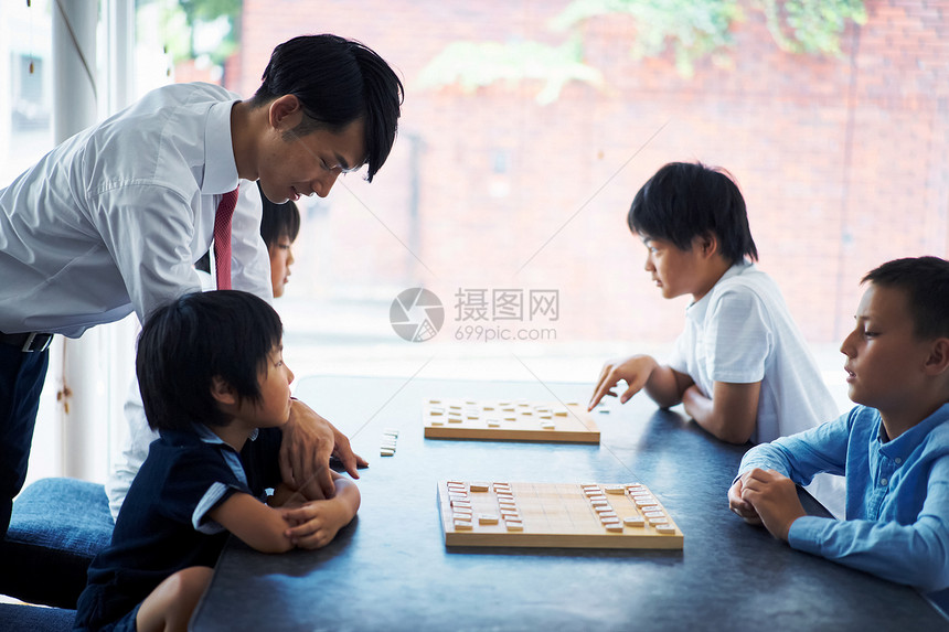 指导孩子们下棋的老师图片