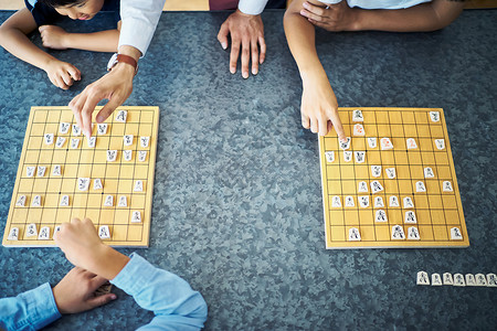 棋盘的上下棋的手图片