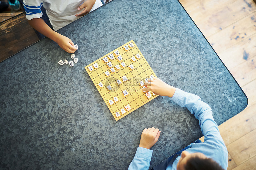 俯拍下棋的特写图片