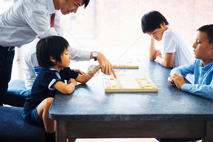 指导学生下棋的老师图片