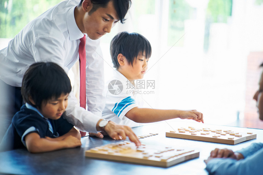 指导学生下棋的教师图片