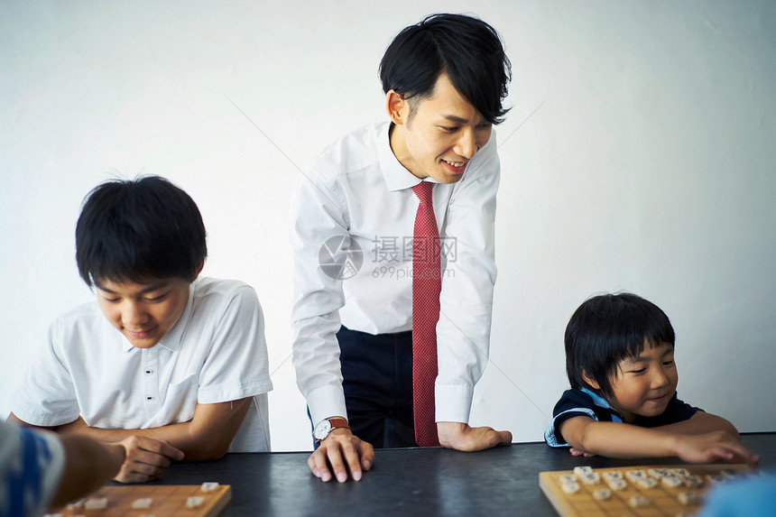 下棋兴趣班指导孩子们下棋的老师图片