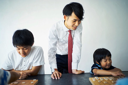 下棋兴趣班指导孩子们下棋的老师图片