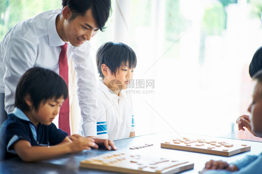 俱乐部指导孩子们下棋的老师图片