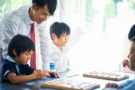 俱乐部指导孩子们下棋的老师背景图片