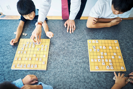 指导孩子下棋对弈的老师图片