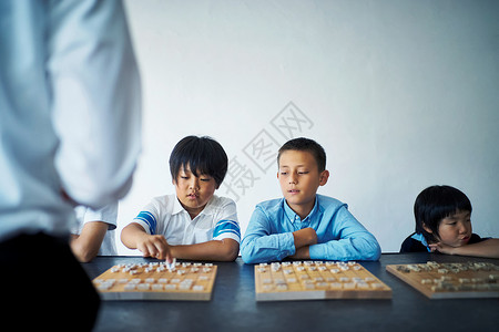 学习下棋的男孩背景图片