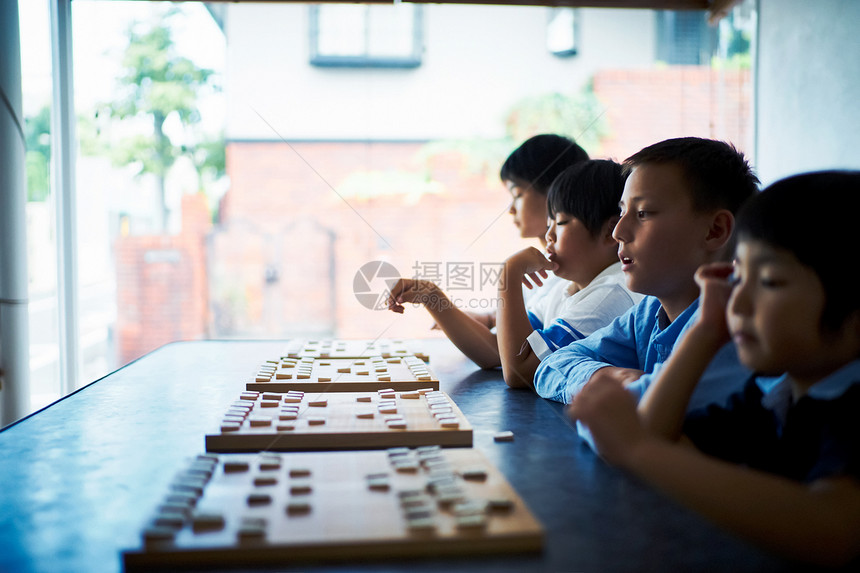 学习下棋的男孩图片