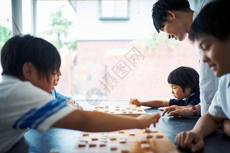 学习下棋的男孩图片