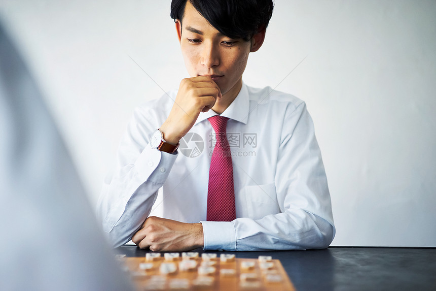 正在下将棋的年轻人图片