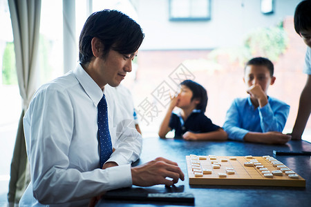 正在下将棋的年轻人背景图片