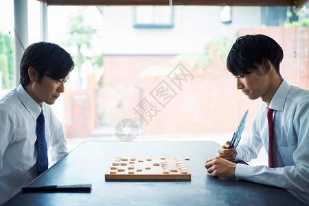正在下将棋的年轻人图片