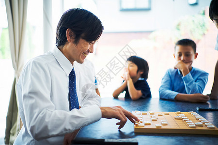 大人和孩子们下棋图片