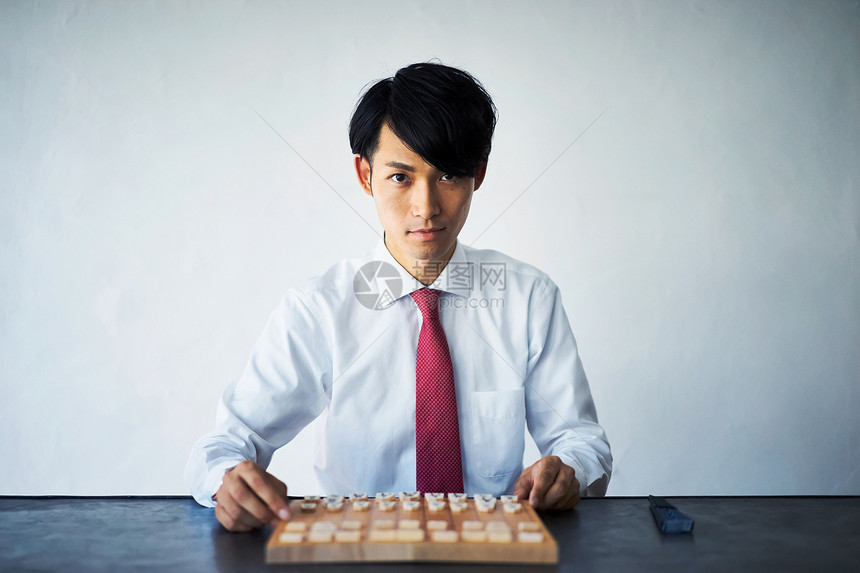 认真下棋的男性图片