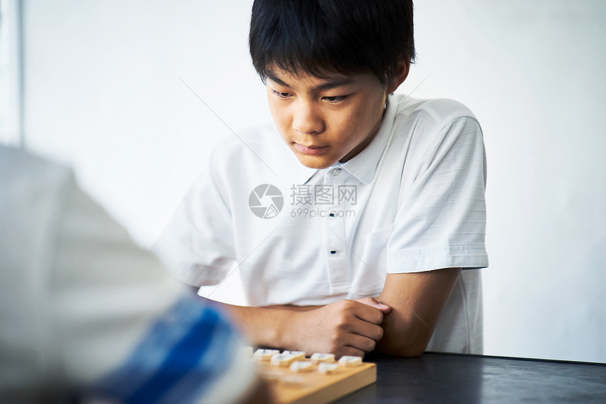 认真下棋的男孩图片