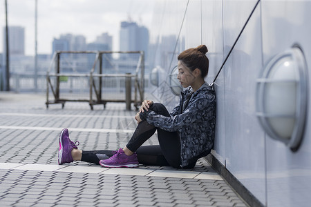 户外运动锻炼的女孩图片