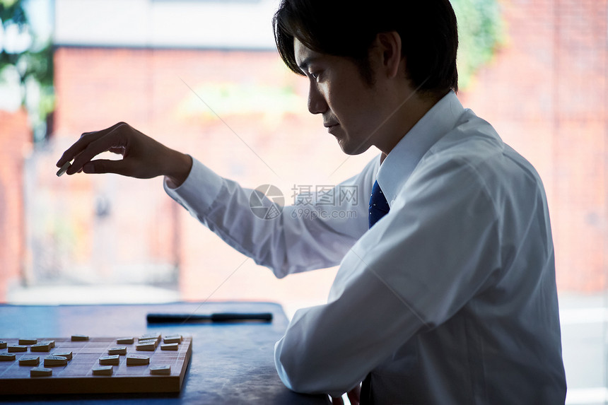 认真下棋的男性图片