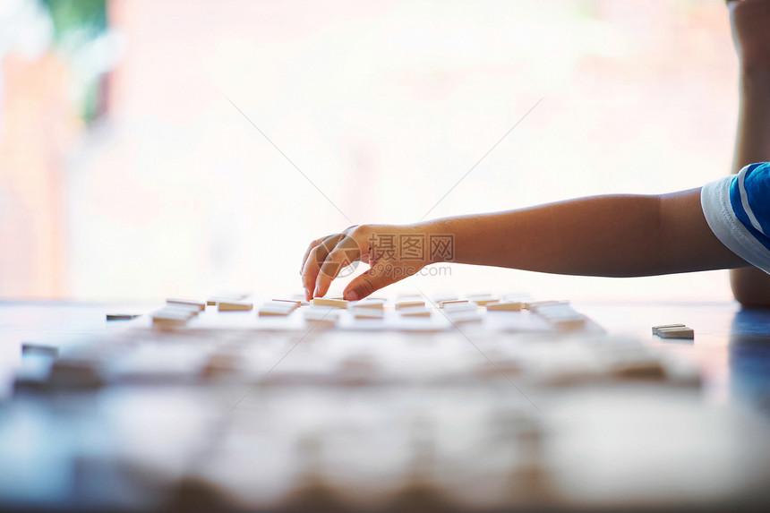 认真下棋的男孩图片