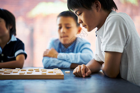 认真下棋的男孩图片