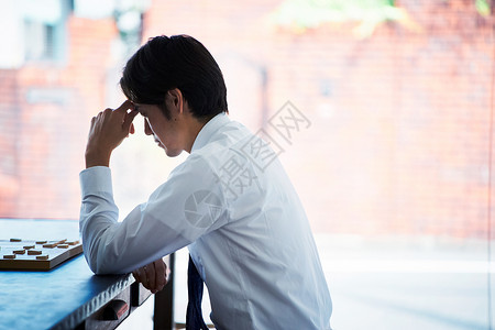 认真下棋的男性图片