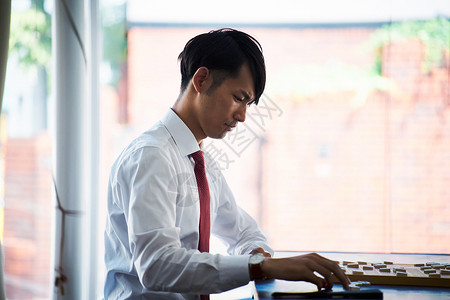 担心专业礼服男子指着将棋图片