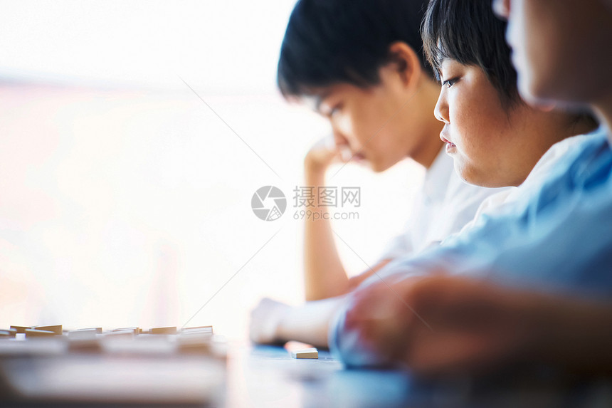 学生正在下棋图片