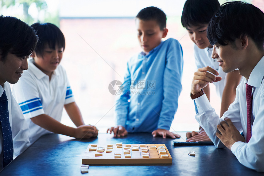学生正在下棋图片