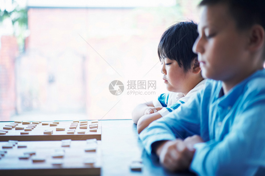 学生正在下棋图片