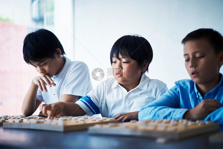 学生正在下棋图片