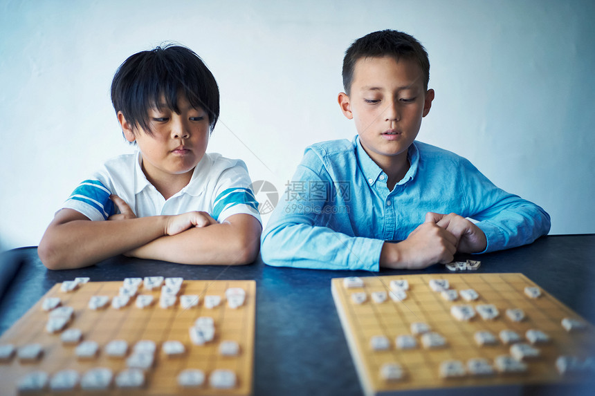 学生正在下棋图片