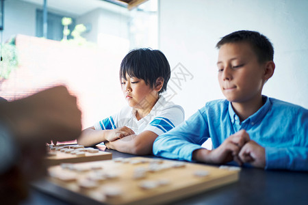 老师在跟学生下棋图片