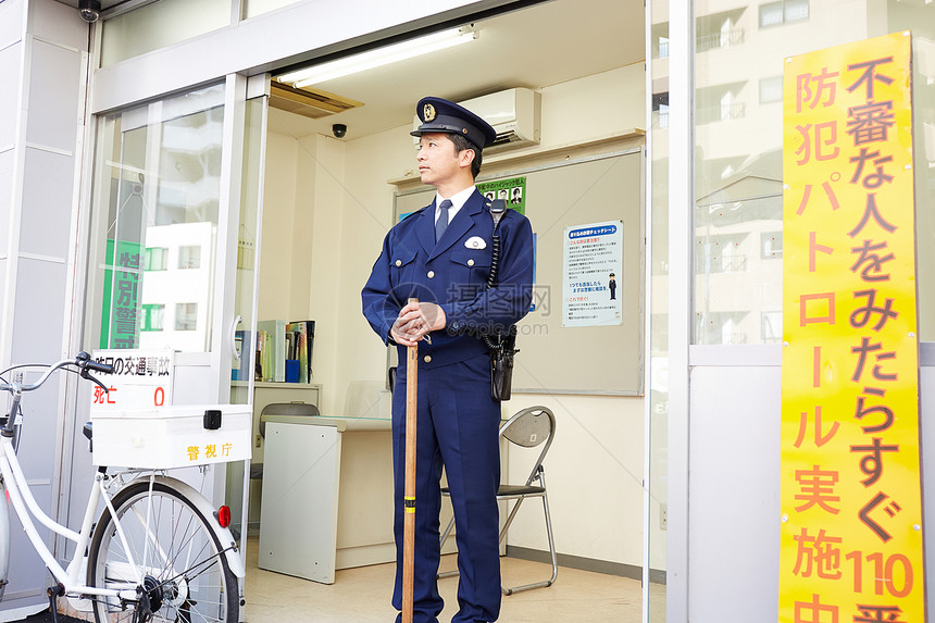 肖像文稿空间观察站立在警察箱子前面的警察图片