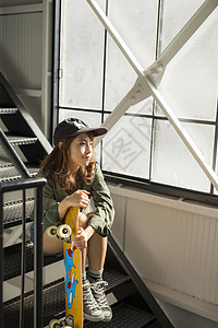 玩滑板的酷女孩图片