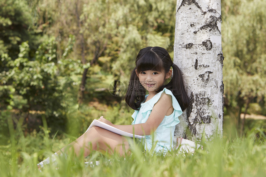 特写镜头植物非常小孩子们画画图片