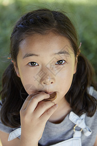 在森林里孩子糖果食物图片
