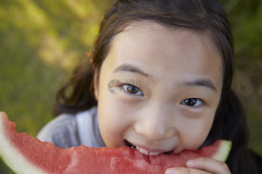 幸福微笑纯净的孩子西瓜吃图片