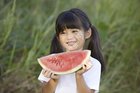 可爱小女孩吃西瓜背景图片