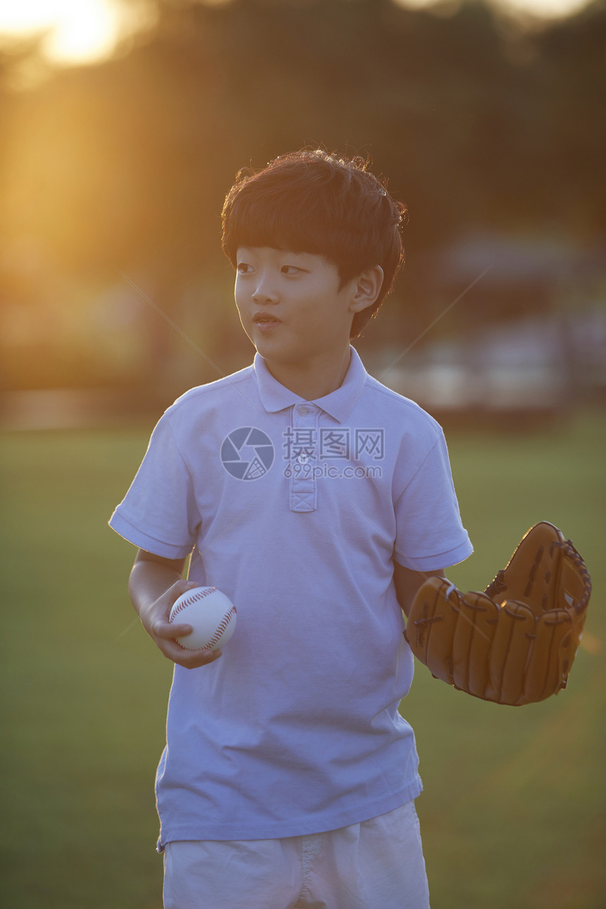玩棒球的小男孩图片