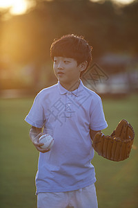 玩棒球的小男孩图片