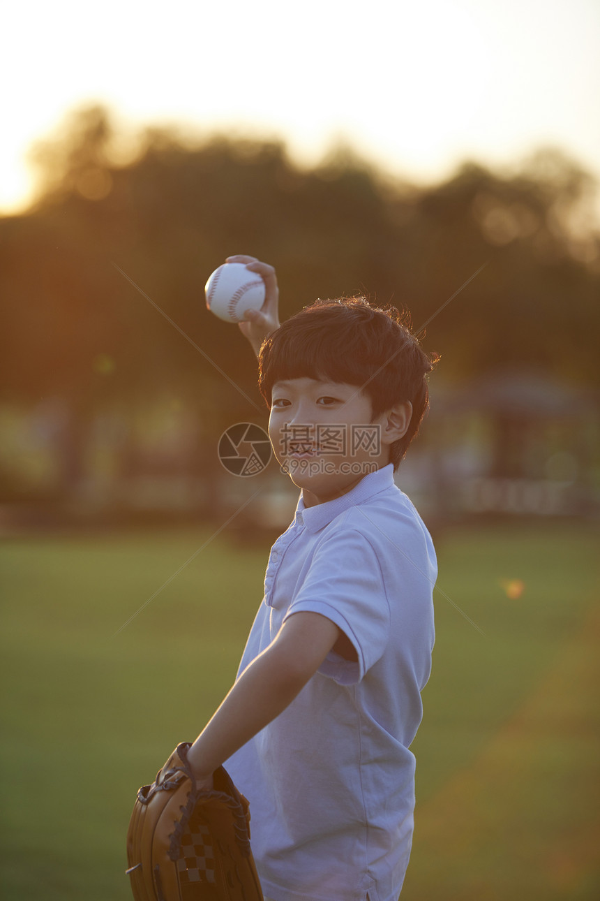 玩棒球的小男孩图片