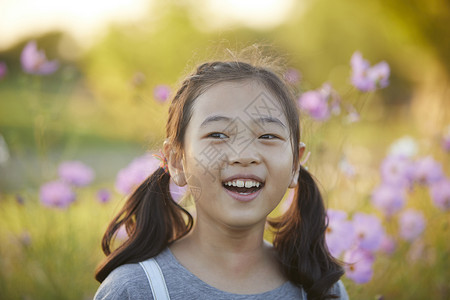 户外游玩可爱小女孩形象图片