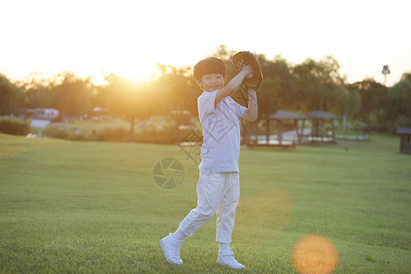 打棒球的可爱小男孩背景图片