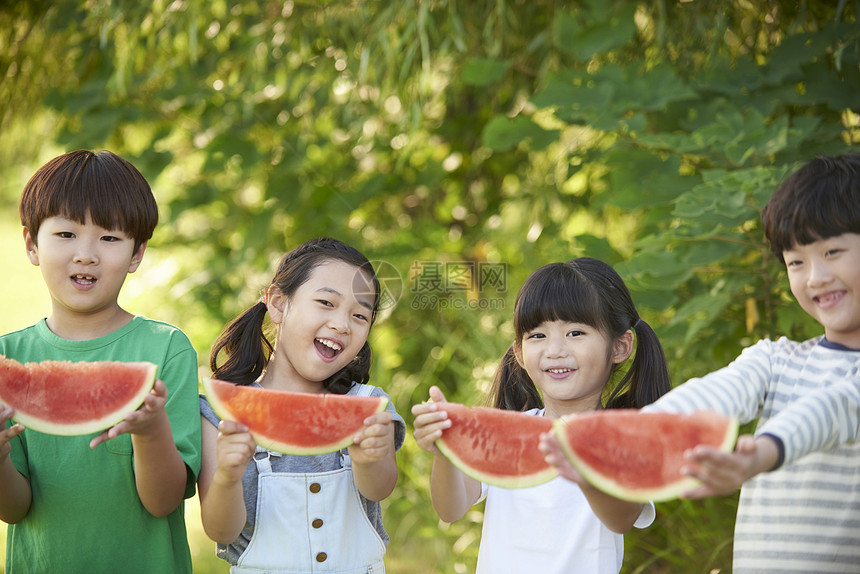 食物在一起成年女子孩子西瓜吃图片
