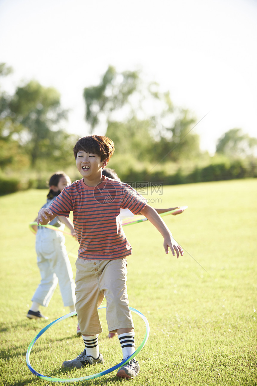 小孩成年男子纯净的孩子们呼啦圈图片