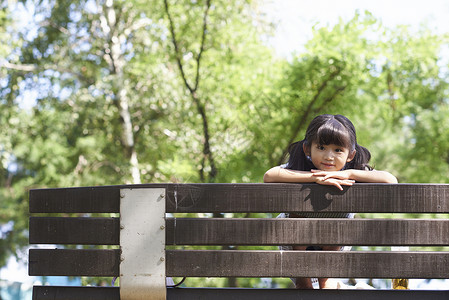 儿童公园长凳上的小朋友背景图片