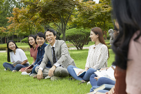 大学教授和学生们围坐在一起交流图片